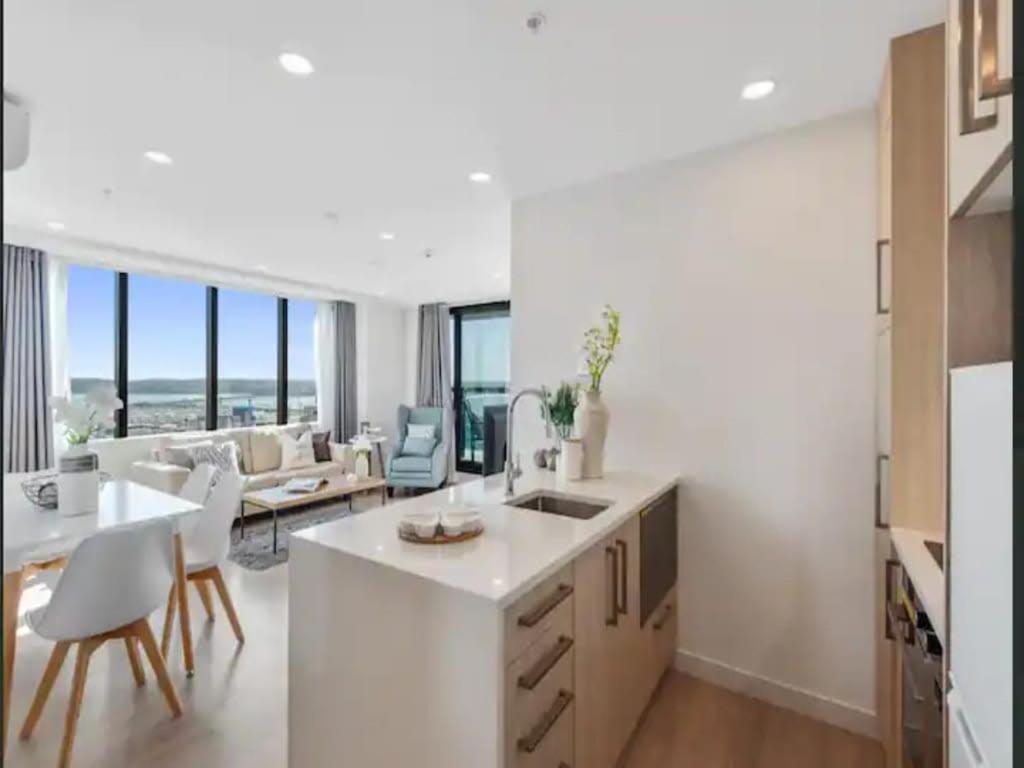 Just Opposite To Sky Tower , 2 Bed 2 Bath In Cbd Apartment Оукланд Екстериор снимка