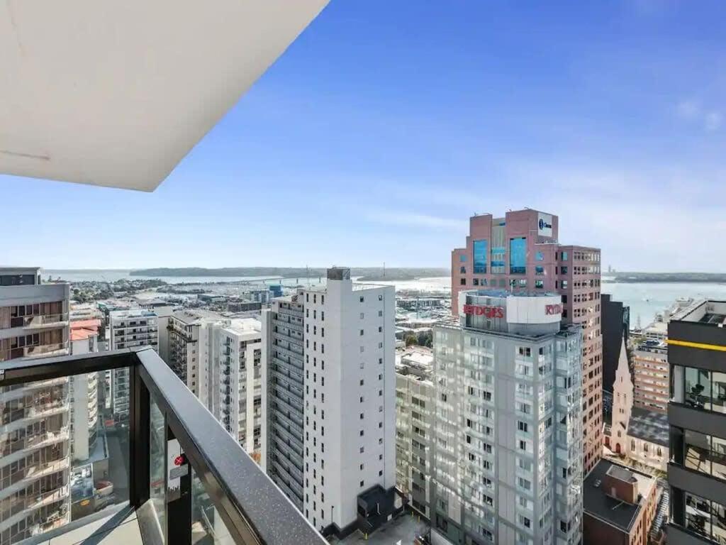 Just Opposite To Sky Tower , 2 Bed 2 Bath In Cbd Apartment Оукланд Екстериор снимка
