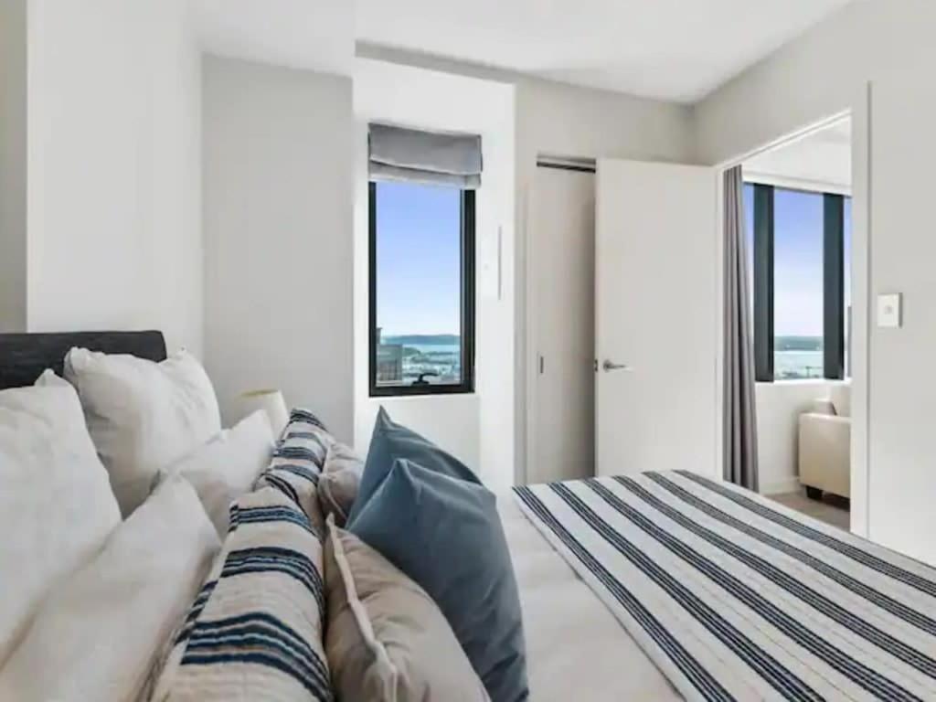 Just Opposite To Sky Tower , 2 Bed 2 Bath In Cbd Apartment Оукланд Екстериор снимка