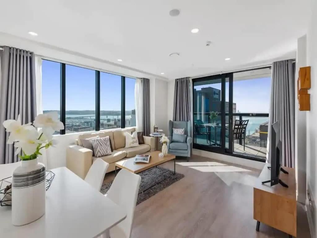 Just Opposite To Sky Tower , 2 Bed 2 Bath In Cbd Apartment Оукланд Екстериор снимка